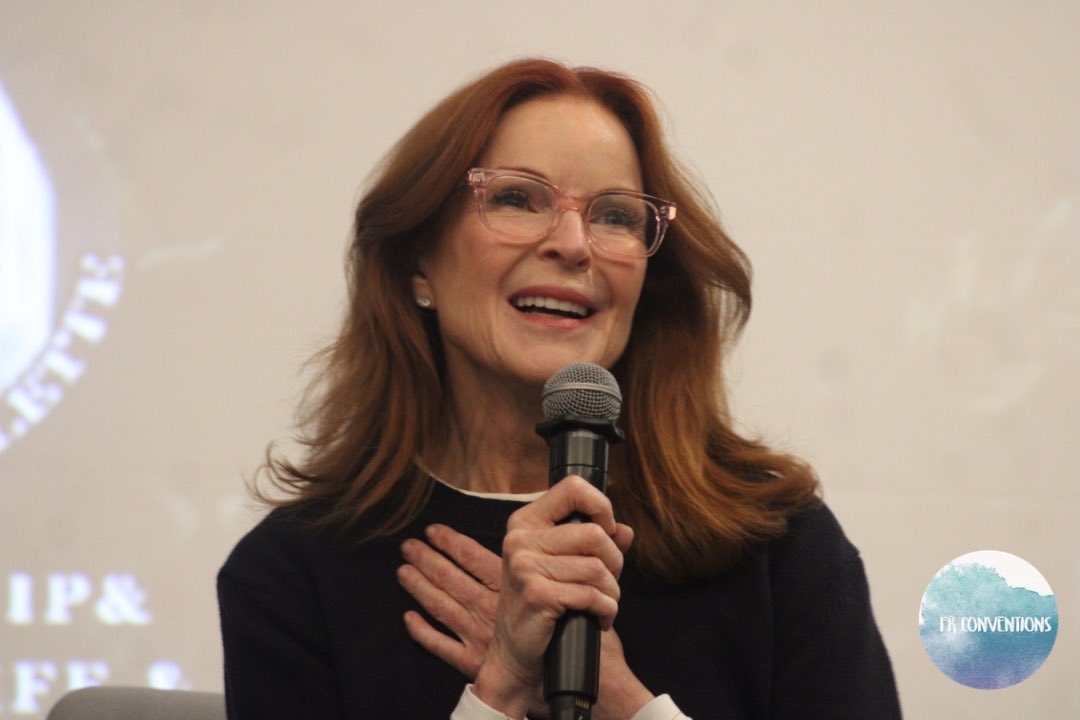 FrConventions's tweet photo. Marcia a commencé son panel à la #TDC de @Union_Conv par un discours, elle remercie infiniment les fans et est très émue de tout cet amour et tout ce qu’elle reçoit, ça la touche infiniment, surtout dans le monde d’aujourd’hui, cette convention est une bulle d’amour nécessaire ! https://t.co/2JGAZVYReI