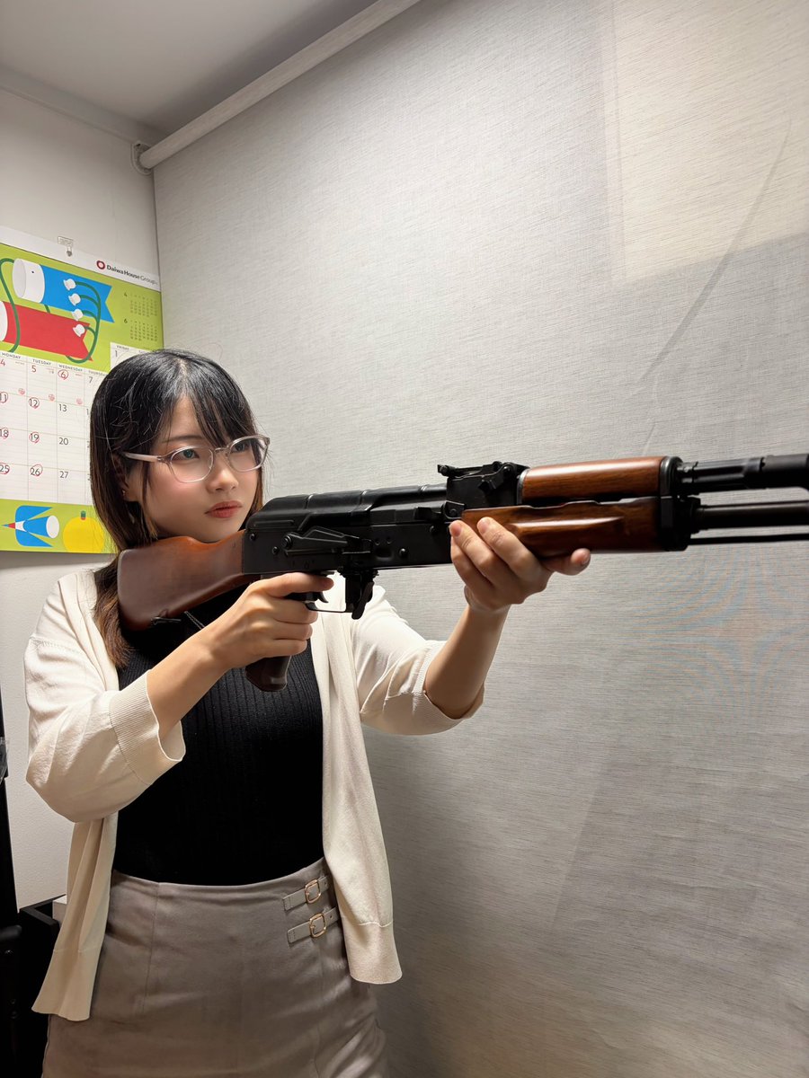 ishiguroyaeka's tweet photo. Vショーでアクセサリーを購入したご縁で、
Good Islandさんへ✨

AKM持たせてもらった🔫

持ち方これで合ってる…？👀

#GoodIsland 
#エアガン
#サバゲー https://t.co/yZ5oTeCY7Z