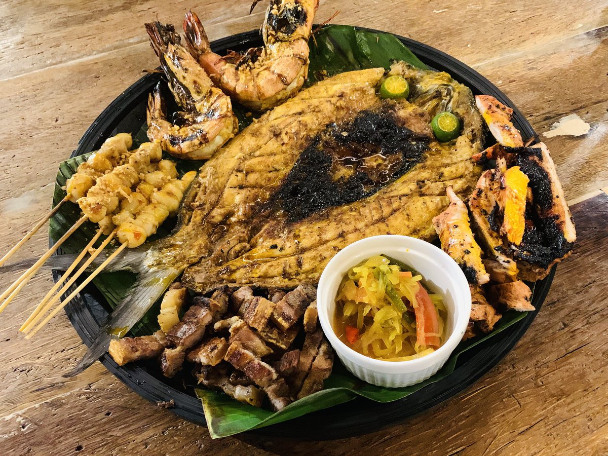 RudyzCorner's tweet photo. Sunset, seafood, and a cozy bonfire by the beach—what more can you ask for🦐🐟🦪? 8 Villa Beach House never disappoints.

#8VillaBeachHouse #VillaBeachIloilo #SunsetDinner #RudysCorner #BeachfrontDining https://t.co/iDeSCAds6G