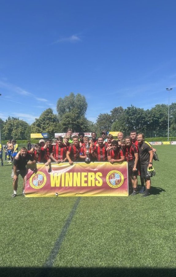 staffscountysl's tweet photo. 𝐘𝐨𝐮𝐫 𝟐𝟎𝟐𝟓/𝟐𝟔 𝐃𝐢𝐯𝐢𝐬𝐢𝐨𝐧𝐚𝐥 𝐂𝐡𝐚𝐦𝐩𝐢𝐨𝐧𝐬🏆 

🔴Premier: Brereton Social
🔵Division One: Eccleshall Reserves 
🔴 Division Two: City of Stoke

Congratulations to all three sides on their exceptional achievements throughout the campaign 👏 https://t.co/rXbGhr28xz