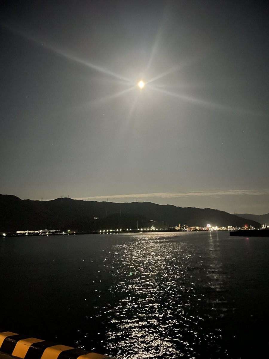 du44du44's tweet photo. 週末遊びすぎて、楽しすぎて、ハイテンションで島内走り回って、ウィークデーは凹んでる説！

四月から校務しかやってないかんじー。授業？？ナニソレ？

とりあえず益々島好きすぎる。
島に転職して、みんな。
教員不足極まれり♡

満月一日前の光景。 https://t.co/XGQuwtNr8I