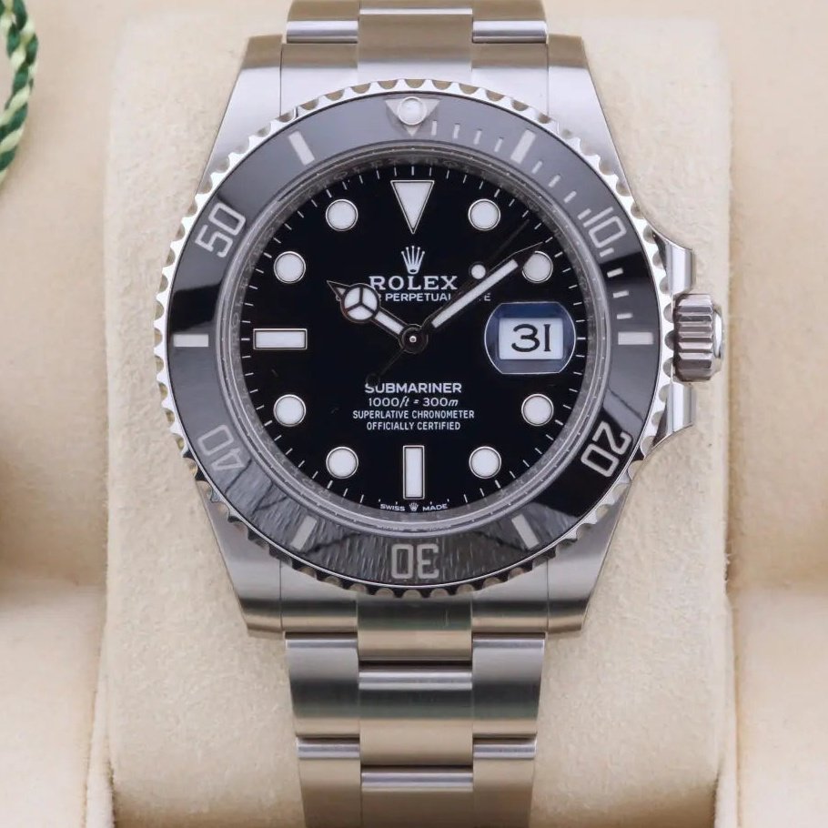 GlobalWatchClub's tweet photo. $100 vs. $10,000 watch 

Honestly, I'm not sure most non-watch collectors would even tell the difference https://t.co/Ac4LYKCXVy