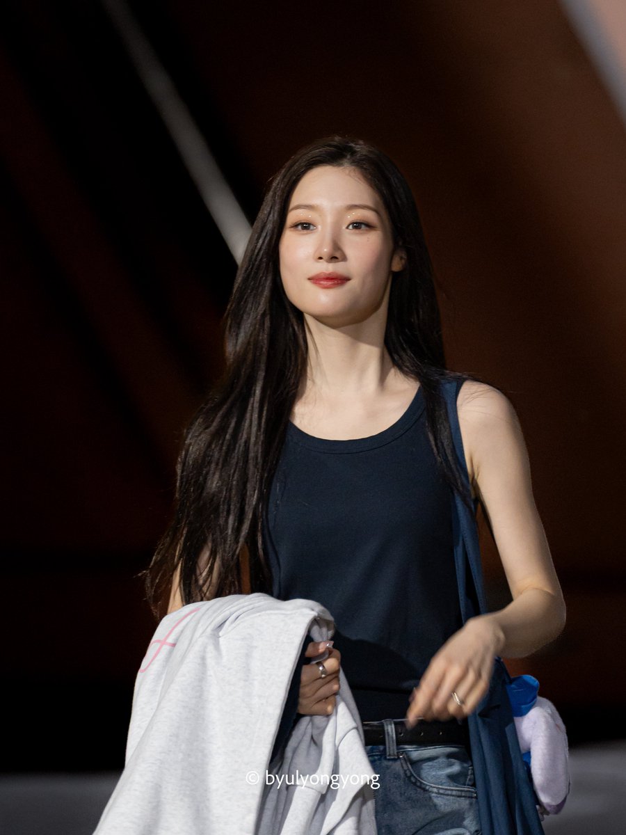 byulyongyong's tweet photo. The final loop in seoul day 3🇰🇷

Jung ChaeYeon, it was always you and will always be❤️ thank for the hard work for this reunion with us

#ioi #아이오아이 #정채연 https://t.co/u9HmOvC4fi