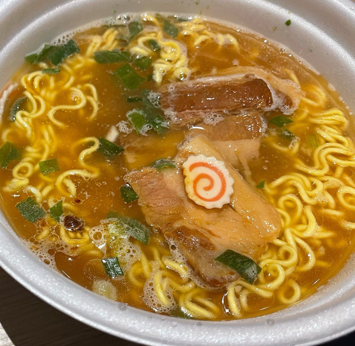 tonosama2020's tweet photo. このカップ麺、美味しい！
今まで食べた中でも指折りの美味しさ。
徳島ラーメンの様な醤油の甘味が細麺に絡んでツルッと食感もタマラン！カップ麺らしかぬ分厚いチャーシューがまたいいね。
値段は普通のカップ麺よりほんのちょっと高めだけど買いだめしたくなっちゃった。

#欽ちゃん飯店焼豚ラーメン https://t.co/ISQDUpBm5E