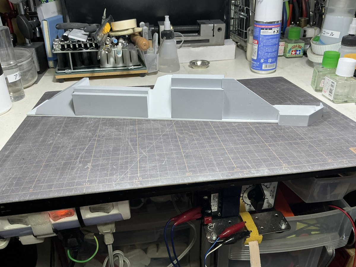 FunModel1's tweet photo. 今週は取手側のコンクリ擁壁で裾野の寸法が2m間違えが発覚、実寸に合わせてショート部分を再製作しました⚒️😀
引き続きこんな感じで頑張ります👍

#キタカシカーブ　#常磐線　#ジオラマ https://t.co/sBPbagnY4O
