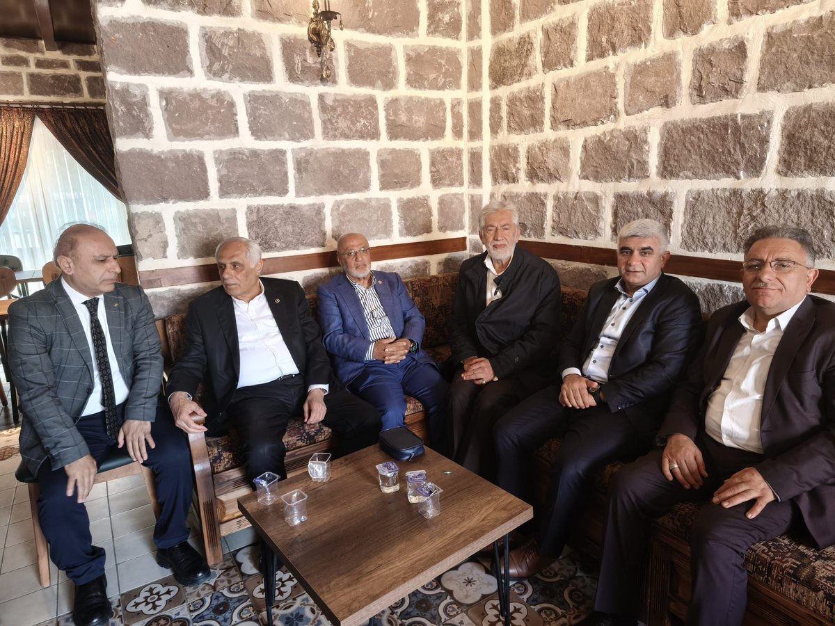 dihakurumsal's tweet photo. Siirt Vakfı Ankara Şubesi ev sahipliğindeki geleneksel bayramlaşma programı; eski milletvekilleri, bürokratlar ve öğrencileri Ankara'da buluşturarak Siirtliler arasındaki hemşehrilik ve dayanışma bağlarını güçlendirdi.

@Siirtvakfi06 @SiirtVakfiorg @afifd https://t.co/E7bXjJk37J