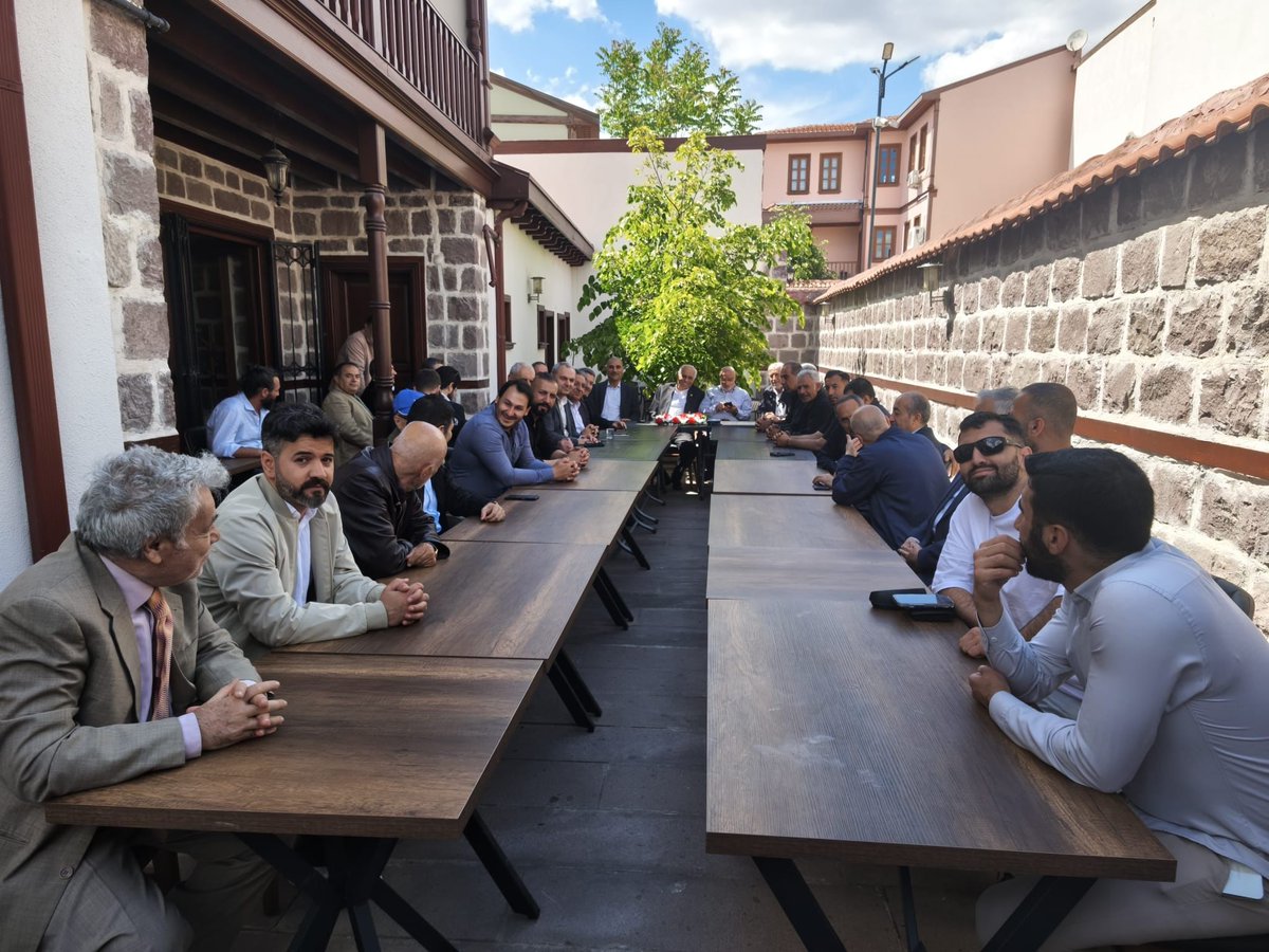 dihakurumsal's tweet photo. Siirt Vakfı Ankara Şubesi ev sahipliğindeki geleneksel bayramlaşma programı; eski milletvekilleri, bürokratlar ve öğrencileri Ankara'da buluşturarak Siirtliler arasındaki hemşehrilik ve dayanışma bağlarını güçlendirdi.

@Siirtvakfi06 @SiirtVakfiorg @afifd https://t.co/E7bXjJk37J