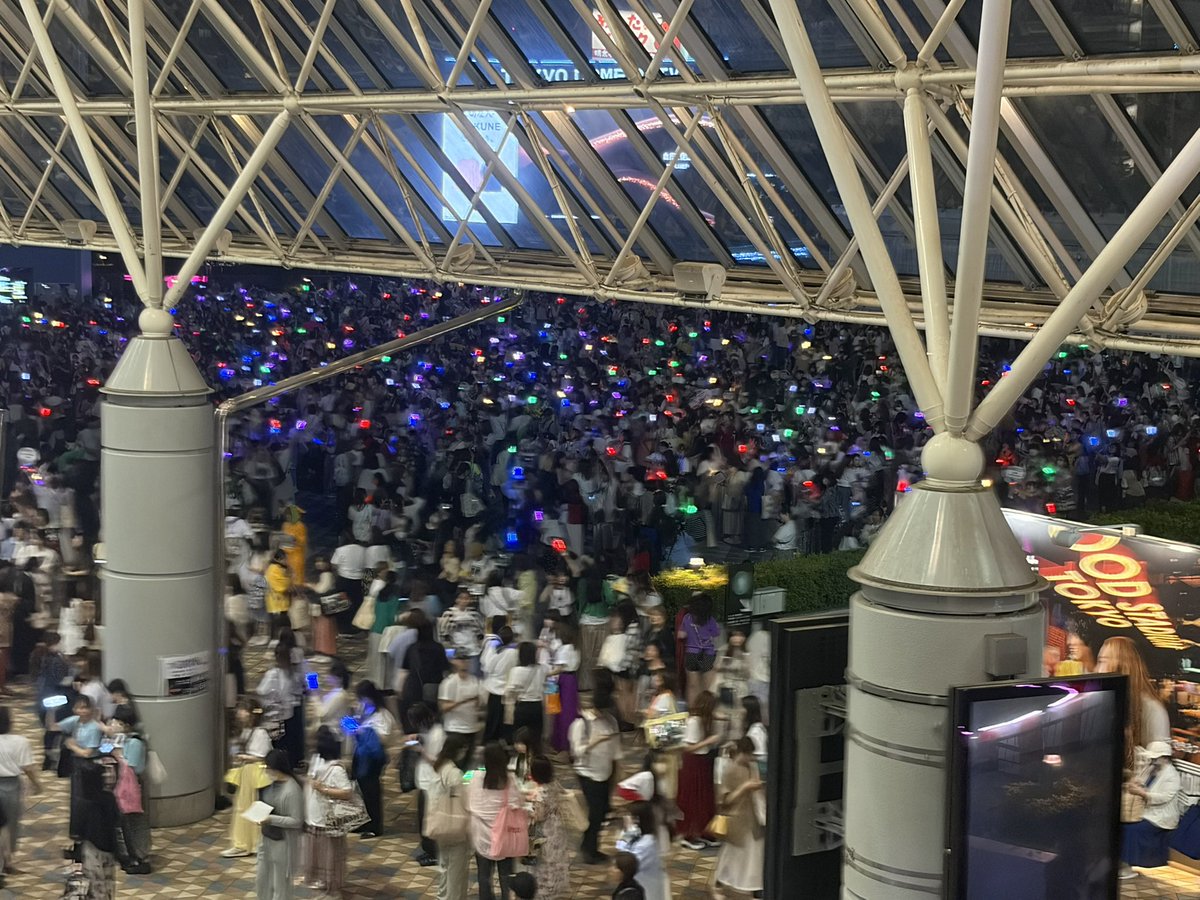oreha_ahero's tweet photo. 嵐の最後のLive行ってきました。
会場の外でライブが終わっても
みんながそれぞれのペンライトを照らして、メンバーのみんなに届けようとしてるのがとても感動的でした。
#嵐 https://t.co/hQ2nqhP41z