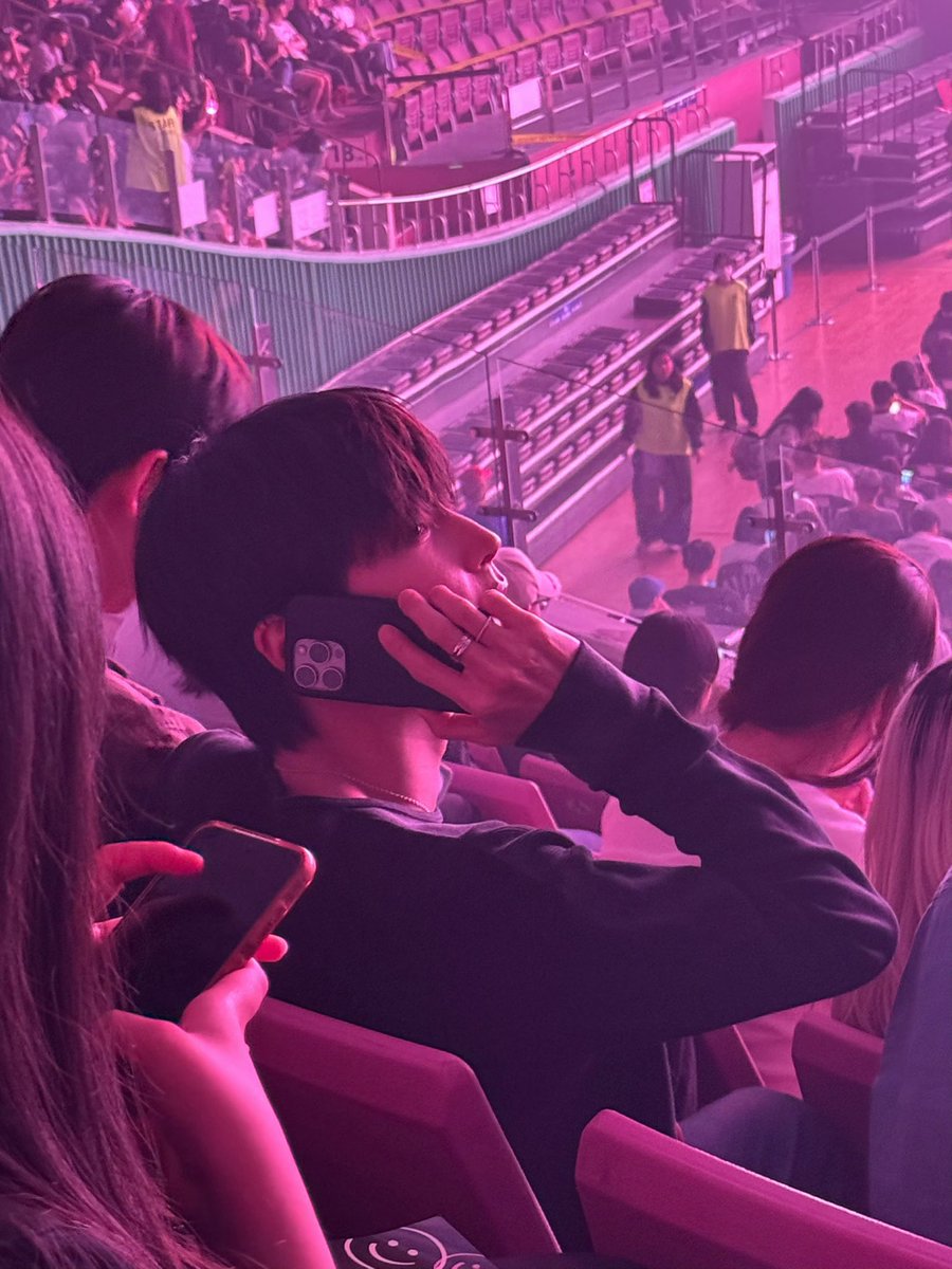 passionfruit4_5's tweet photo. Is he slowly transitioning to yuyeon? Cause I’m so fucking ready😭😭😭😭😭😭 https://t.co/8dlcu0jnO4