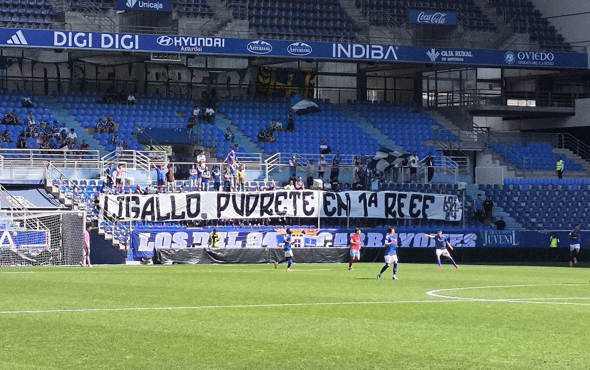 MBlanquillo1932's tweet photo. A un lado, pancarta de los ultras del Real Oviedo esta mañana en el Carlos Tartiere.

Al otro, aficionados del Málaga apoyando al Real Zaragoza esta mañana. https://t.co/zrRYjIHXey