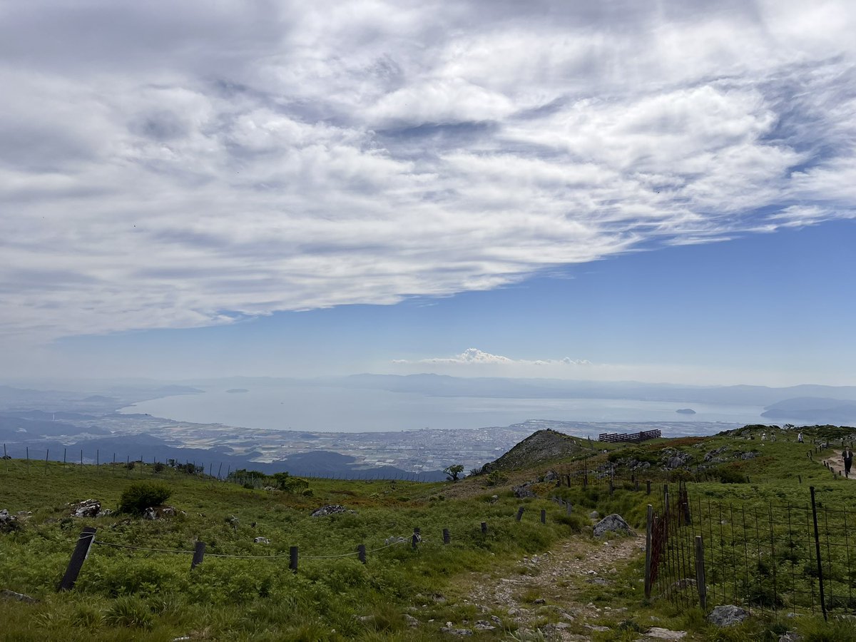 F1cgCe's tweet photo. 今日は娘にとっては初登山、伊吹山へ。
子連れ登山はなかなかハード。更に帰りは事故渋滞でヘトヘトです🫩 https://t.co/av4VpI5kPM