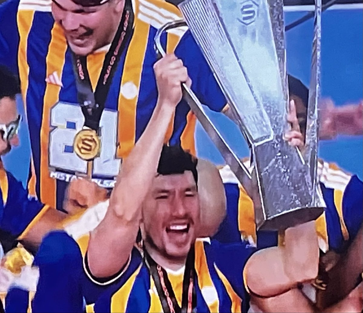 Luismilopez5's tweet photo. Alex Dujshebaev, como capital del Kielce, ha querido recibir el trofeo junto a su hermano Dani. A partir de ahora sus carreras se separan. Alex jugará en el Gummersbach y Dani en el Melsungen. La Bundesliga les espera https://t.co/BlL8f68pzB