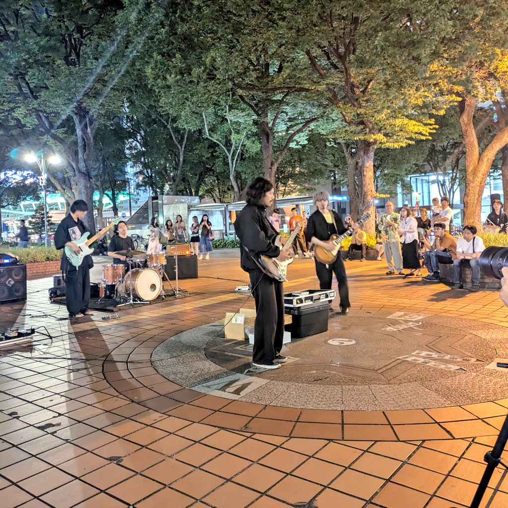 Yz3939831's tweet photo. ✨️doos路上ライブ✨️栄噴水前⛲️

段々と盛り上がり人が集まり踊り出す🕺
人を惹きつける楽曲、スゴイ！
鷲山氏のストラトに魅入る✨️
そしてストラトが欲しくなる🎸
柘植ちゃんのトーンがほんと気持ちよい☺️
そしてレスポールが欲しくなる🎸
💿️3枚 購入出来て楽しみ🥰
#doos_ske #doos https://t.co/VlLyp5rSzI