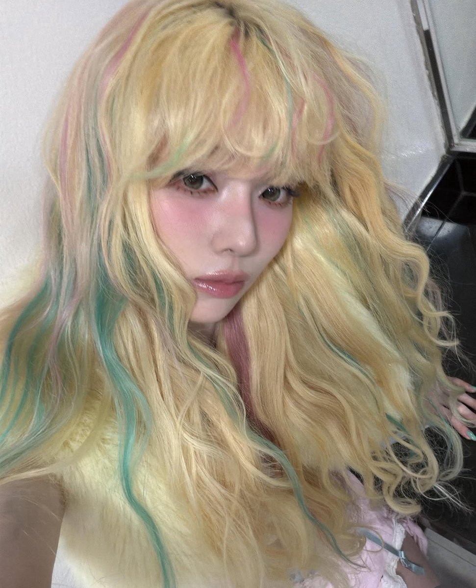 cascadingstarz's tweet photo. winter is literally lagoona blue omg https://t.co/5f9GnMg7R0
