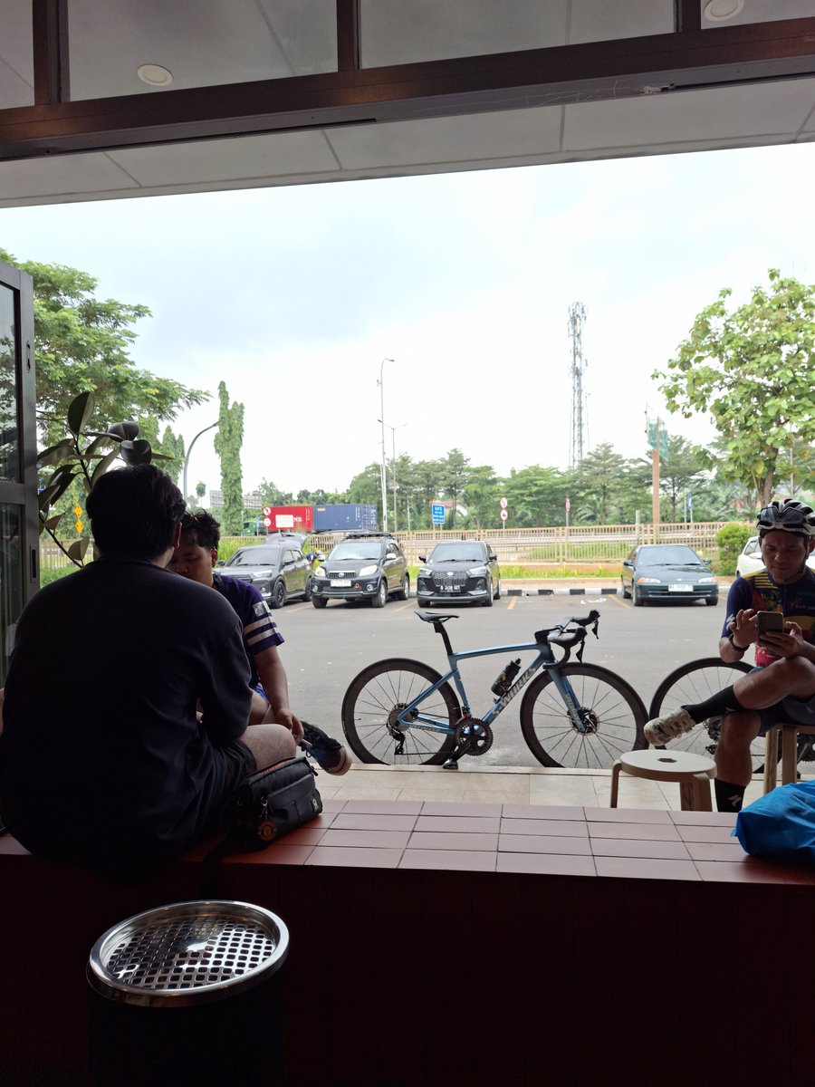rrrrrhn's tweet photo. Tim mawar mampir warung, budayakan sepedahan kenyang https://t.co/YgPQsFuCNN