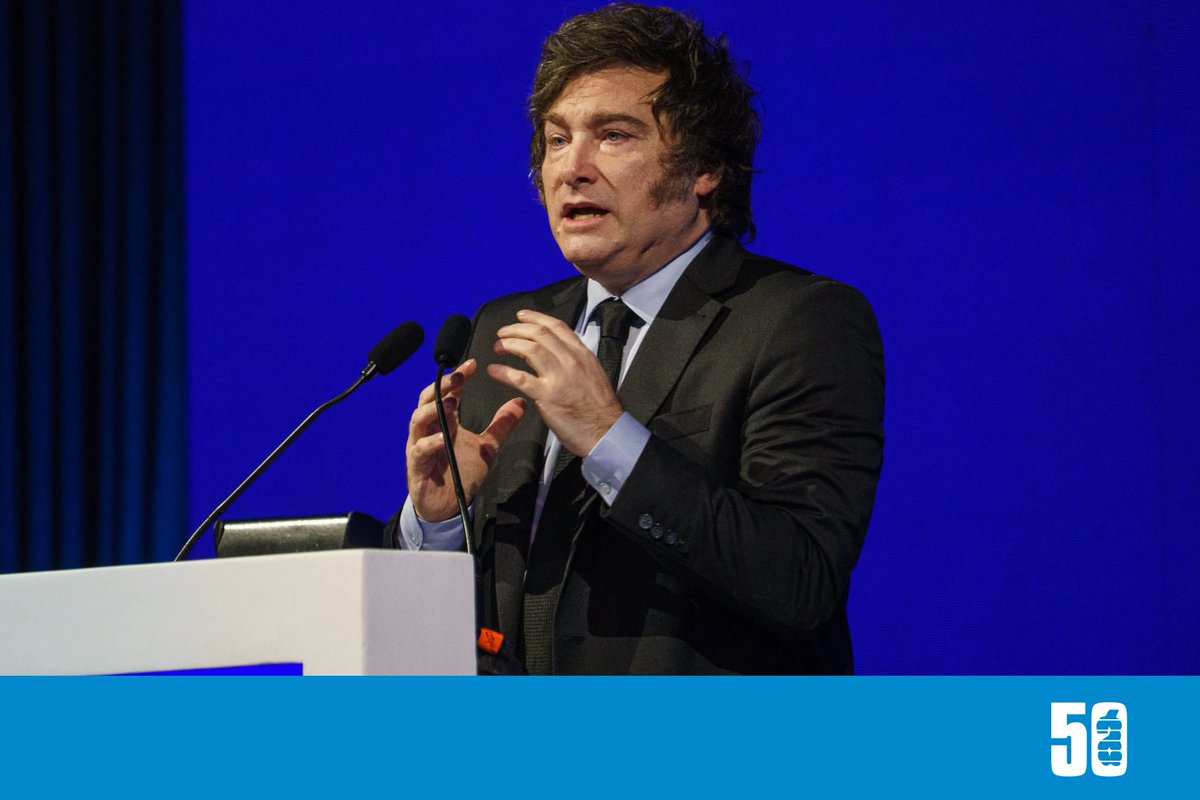 Ambitocom's tweet photo. LA CALMA POLÍTICA QUE NECESITA MILEI: TREGUA INTERNA, NEGOCIACIÓN POR LAS PASO Y REFORMAS POLÉMICAS

✍️ Por @ArielBasile | El clima mundialista y la probable gira papal le vinieron bien al Gobierno. Como un toque de campana en medio de una pelea larga, le permitieron descansar, maquillar algunos magullones y tomar aire para lo que viene. Pero la tregua no implica inmovilidad. Mientras la política bajó transitoriamente el volumen, Javier Milei aprovecha para ordenar su frente interno, explorar consensos para avanzar con la eliminación de las PASO y profundizar una agenda de desregulación que empieza a encontrar resistencias en distintos sectores.

El stand by político enfrió la tensión libertaria, que había amagado con detonar tras los cruces entre Santiago Caputo y Martín Menem, uno más de tantos. No desapareció en su esencia, que sigue latente, pero al menos dejó de desarrollarse a cielo abierto. La calma también se trasladó al Congreso, donde transcurrió una semana sin sesiones, aunque siguieron llegando nuevos proyectos de la avalancha reformista anunciada por Milei el 1 de marzo: Súper RIGI, Ley de Lobby, Ley de Ludopatía y eliminación del etiquetado frontal. Carpetas que se acumulan en un cuello de botella ya generado por otras iniciativas que descansan a la espera de acuerdos que las vuelvan viables.

El único amague de turbulencia apareció tras el Tedeum, cuando se generó una confusión respecto del ingreso de Patricia Bullrich a una actividad en el Cabildo. Se sabe: la creciente autonomía de la ministra no es del agrado de Karina Milei y sigue siendo una incógnita cómo se canalizará su potencial electoral en 2027. La opción natural de reemplazar a Manuel Adorni como candidata en la Ciudad empieza a empañarse por las aspiraciones de Pilar Ramírez, jefa del bloque libertario en la Legislatura y principal armadora karinista en CABA. No quedarían, en ese caso, otros lugares de relieve para Bullrich salvo una eventual candidatura a vicepresidenta, aunque desde el comando central de La Libertad Avanza todavía no bajaron señales claras.

Entrá a Ámbito: https://t.co/UnHNClz9K9