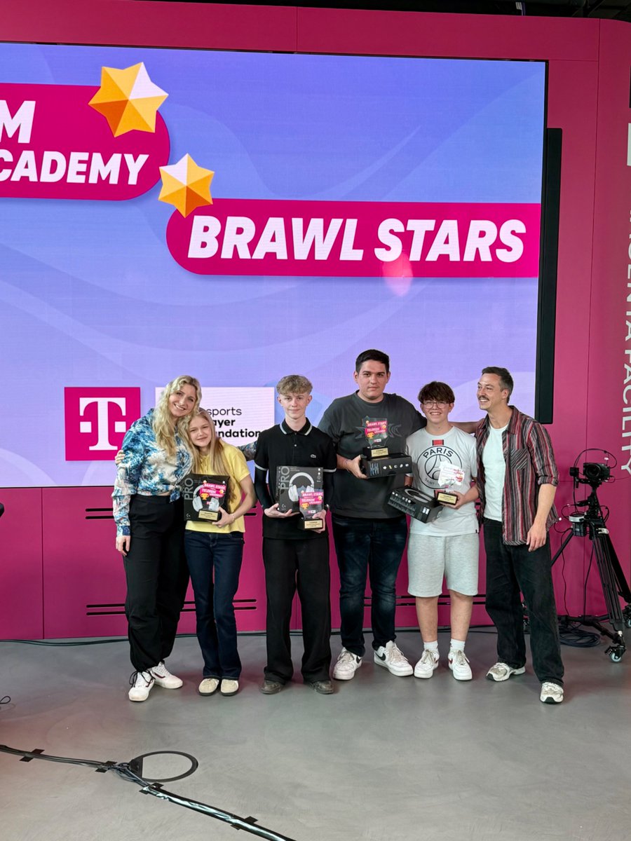 EsportsPlayerF1's tweet photo. Eure Sieger:innen der @Telekom_zockt eAcademy: Team SunChaotix!❤️ https://t.co/YpoAgAYH25