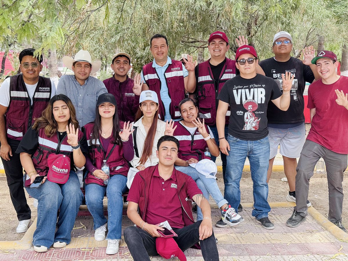 AaronEnrGar's tweet photo. En el Ejido Santo Tomás en Coahuila, la juventud del estado sigue avanzando sin descanso. Con la enorme energía de los compañeros de Hidalgo y Durango que nos acompañan, volvemos a recorrer el territorio para informar al pueblo y respaldar con orgullo a nuestra candidata joven https://t.co/LlKiQZ4rDs