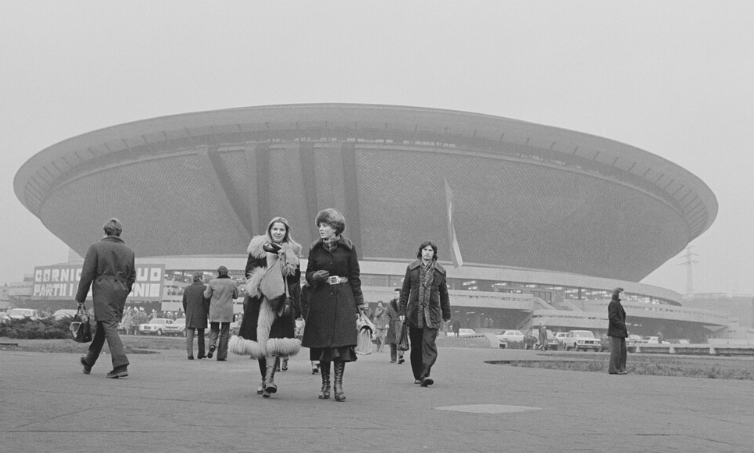 eastblocvisuals's tweet photo. Katowice, Poland, 1975. https://t.co/J4byU0p3QY