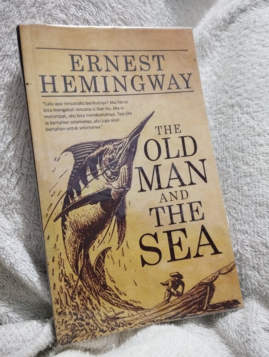 inkvrt's tweet photo. Sepengalaman gw baca buku terjemahan, The Old Man and The Sea dri Penerbit N ini yg paling hit and miss, and worst they butchered the ending. Irony yg dikemas secara apik oleh Hemingway menguap begitu saja tanpa jejak. 
You'll miss a lot if you read their translation 
#bookrant https://t.co/RbanfnUxyr