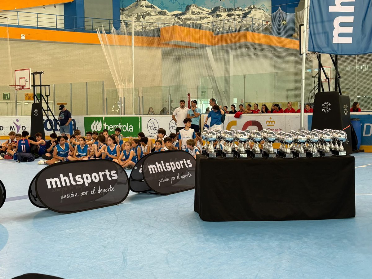 mhlsports's tweet photo. La tercera edición de la JACA BASKET CUP pone su broche de oro con la ceremonia de clausura 🏀🫶🏼🏆 https://t.co/REtUgwTm9i