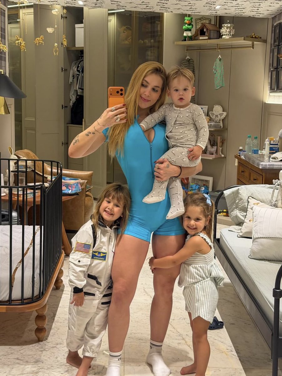 rindocasal's tweet photo. 🚨DEFINIU LIMITES! Virginia Fonseca diz que NÃO gosta que os filhos sejam filmados por terceiros e prefere que os registros sejam feitos apenas por ela, pelo pai Zé Felipe e por familiares próximos👏🏽 https://t.co/QHPKW5MkoO