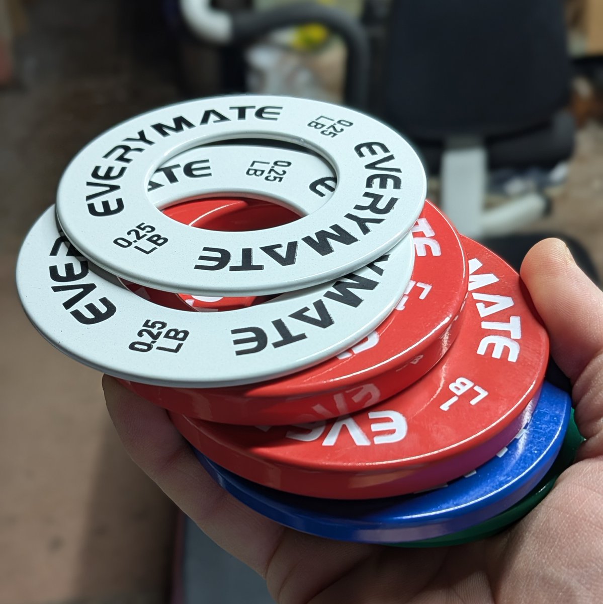 MRileyGolf's tweet photo. Got some teeny tiny weight plates. Now that I'm not making weekly 10 or 5lb jumps in my lifts, I'll be able to do as little as a .5lb increment. Gradual, anti-ego, progressive overload. https://t.co/DN4y5KCYGL