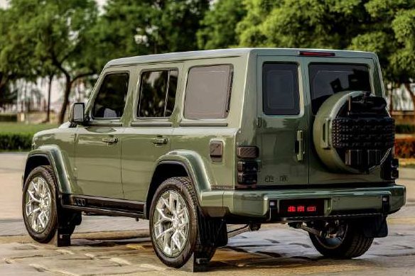 TychodeFeijter's tweet photo. Beijing BJ81 - new photos - in army green

Beijing is a Chinese car brand owned by BAIC. The Beijing BJ81 is the successor of the long-running Beijing BJ80. Chinese Jeep/Mercedes/Land Rover copy coolness at its best!

- retro design with a Jeep-like grille, wide wheel arches, big fat bumpers, and shiny wheels. 
- 3 rows, six seats.
- the dashboard is massive, with an interesting center stack layout, and old-school buttons.
- barn rear doors.
- One of 3 new Beijing models for this year.
- Launch in late Q3.

The latest reports indicate that the BJ81 will be offered with ICE (2.0 turbo) and EREV (1.5 turbo + two electric motors) power trains.
