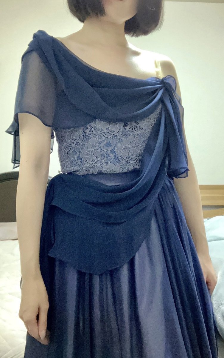 mochimozza's tweet photo. あと「衣装が全ステージ違くて団員のお財布が心配になりました」的な優しいコメントがあったのですが、女声で買い足してるのは1ステの白ワンピース(1,000円)とかインナーだけで、2,3ステはデフォルト衣装(リバーシブル)のアレンジなのでお金かかってません！！笑
いいでしょうちの衣装！
#scatola7th https://t.co/8tq4GcjFps