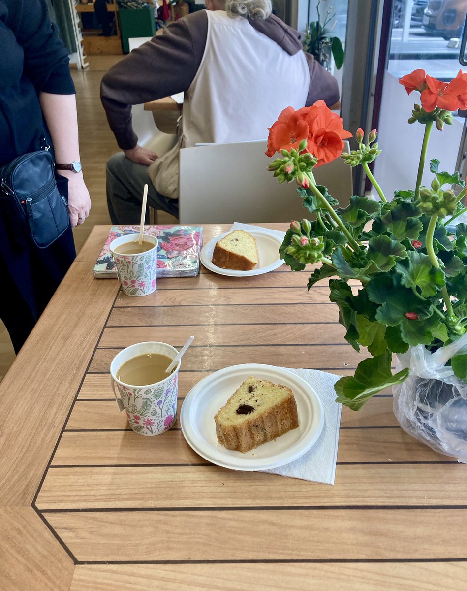 DillemuthS's tweet photo. Löysin kirpputorilta hyvin kauniin leningin🥰 Tehty Italiassa niin kuin se minun valkoinenkin, 100% puuvillaa. Vähän kallis 18.90 kirppishinnaksi, ehkä. Minulle hippasen iso mutta kun ei jousta niin ihan hyvä. Aivan ihanan värinen. Valkoiset avokkaat sopii hyvin. https://t.co/MKTTrOpBcX