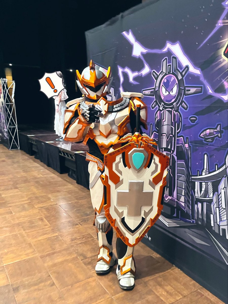 pure100orange's tweet photo. チェキ会にて
私（骨折でデバフ状態）の順番が来たら
急に裏に引っ込んだコレガナイト氏

まさかの回復アイテムを装備して来てくれました…
優しさが沁みた……

#コレガナイト
#株式会社悪の秘密結社
#四半期決算公演 https://t.co/nbrkqWcPdw