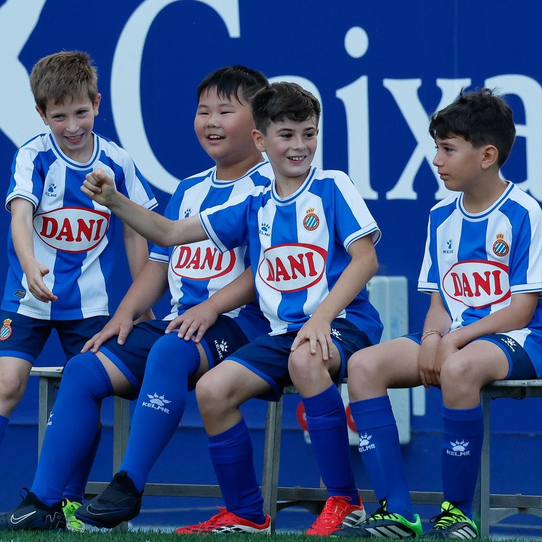 RCDEspanyol's tweet photo. 🎉 Festa blanc-i-blava avui a l'@rcde_stadium! 
La Escola RCDE ha celebrat la cloenda del curs a un escenari de primera!
#RCDE