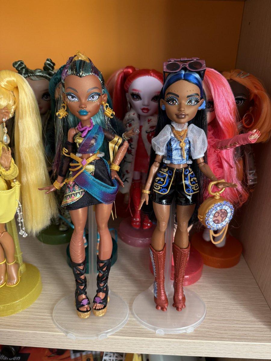 LNeverfound's tweet photo. @fabiozdenile Nefera are taller then Robecca, she as same height with Venus. Robecca has big platforms, but she has same body type and height as Cleo! Visually they can fell the same, but they have different bodies and height. https://t.co/btSnEBNgX3