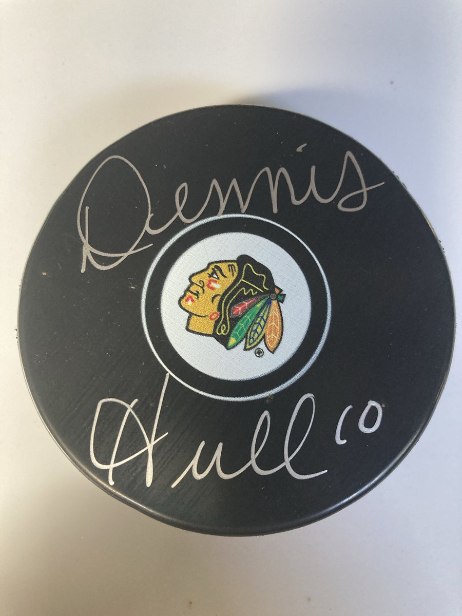 PuckmanRI's tweet photo. The puck wall lost another member Friday with the passing of Dennis Hull at the age of 81. Hull played 13 seasons for the Chicago Blackhawks and one for the Detroit Red Wings. He scored 303 goals and 351 assists over 959 games. https://t.co/Dbo6BWi7Em