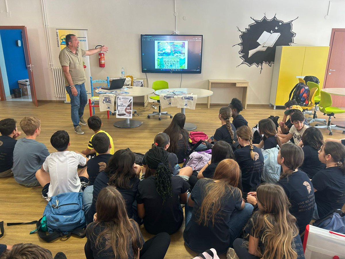 ElioMichelotti's tweet photo. Il vero eroe ha il coraggio di mostrarsi fragile, ce lo dice anche #Falanto con la sua immaginifica storia di fondazione di #Taranto. Mitici gli studenti delle prime classi della #RenatoMoro #Leonida di #Taranto  Un grazie alla DS #LoredanaBucci e alla prof.ssa #FrancescaMellea https://t.co/gHS8pNPMs3