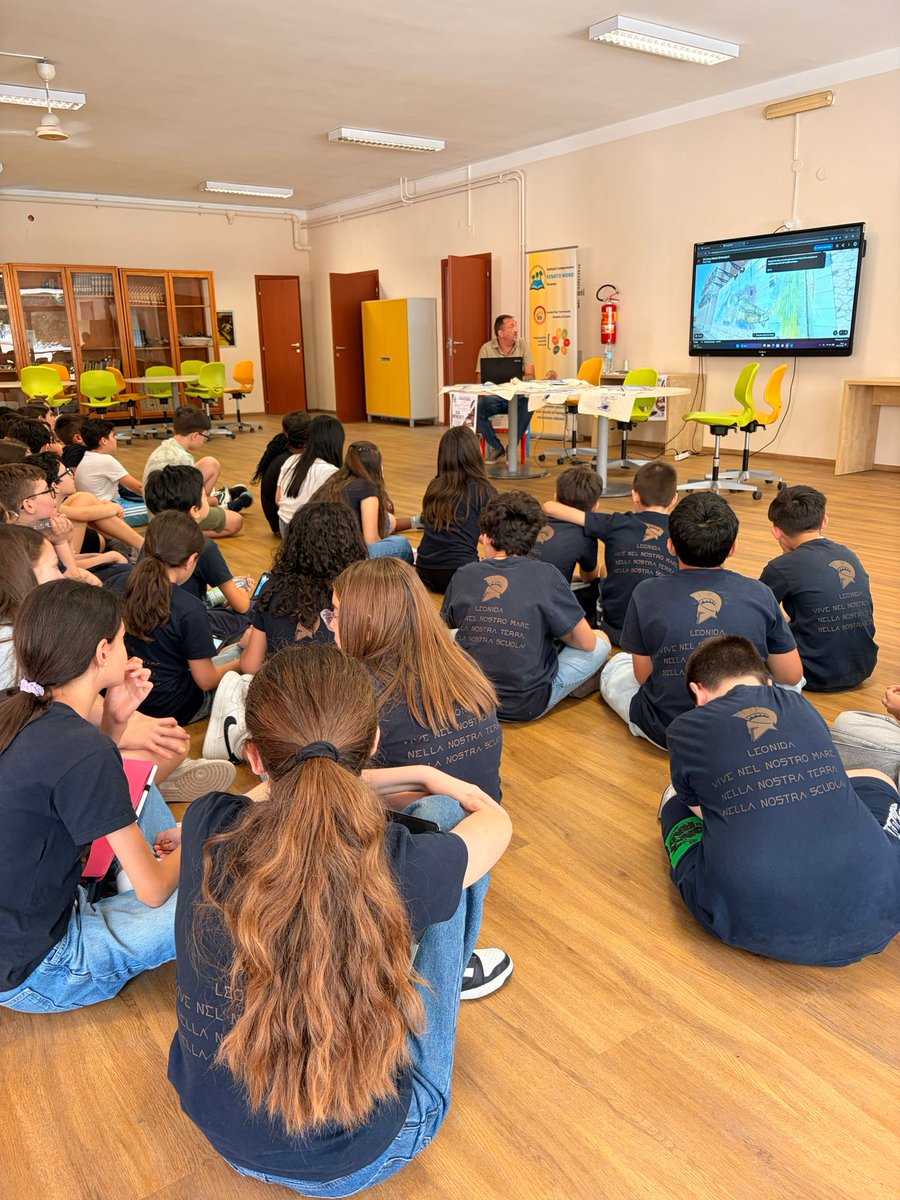 ElioMichelotti's tweet photo. Il vero eroe ha il coraggio di mostrarsi fragile, ce lo dice anche #Falanto con la sua immaginifica storia di fondazione di #Taranto. Mitici gli studenti delle prime classi della #RenatoMoro #Leonida di #Taranto  Un grazie alla DS #LoredanaBucci e alla prof.ssa #FrancescaMellea https://t.co/gHS8pNPMs3