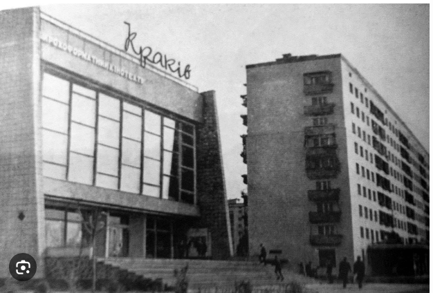 olmayda's tweet photo. @PRLarchi To jest oryginalne kino Kraków w Kijowie na megamodnej в 1970-ch dzielnice mieszkaniowej Rusanowka nad Dnieprzem. https://t.co/aSJhJWKTxm