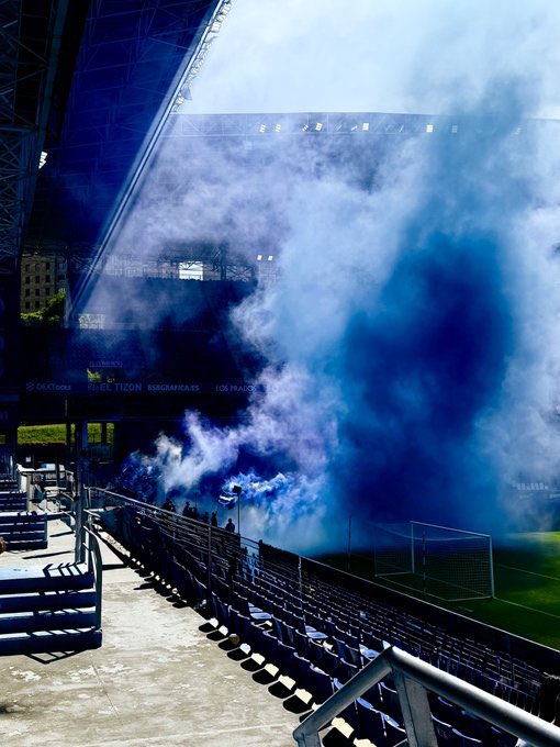 UltrasPresent's tweet photo. ¡NO PYRO NO PARTY! 🔵⚪️

(Symmachiarii)

Real Oviedo Vetusta - CD Coria. https://t.co/q1besEm4QI