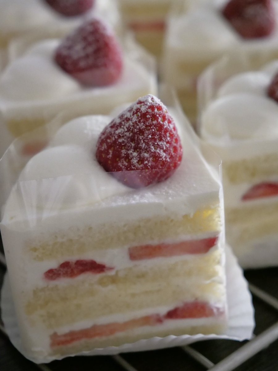 mocomocopain's tweet photo. 完全予約制のケーキのセット販売🍰実は「フードロスほぼゼロ」への私なりの取り組みです。パティスリー時代、売れ残りの廃棄や手直しにずっと胸を痛めていました。作った時間も材料も、お客様から頂く大切なお金も、すべてを等しく尊重したい。だからこそ、このお届け方にこだわっています♥️ https://t.co/Oh9YDw8zAQ