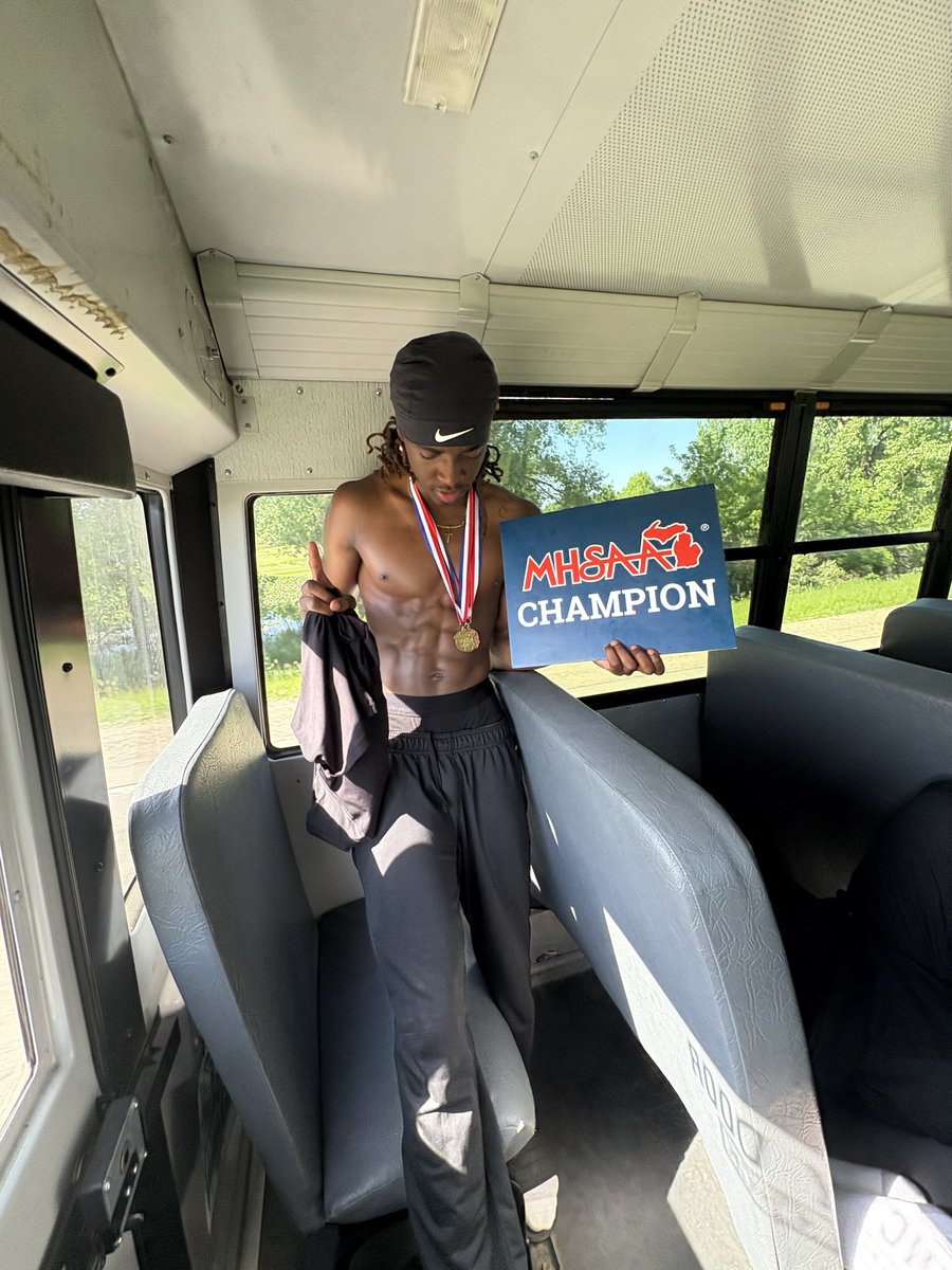 Tayedenredding's tweet photo. I’m 2x state champion.
Had to go out with a bang!!🥇🥇
#track #champ https://t.co/zrgDtJw30s