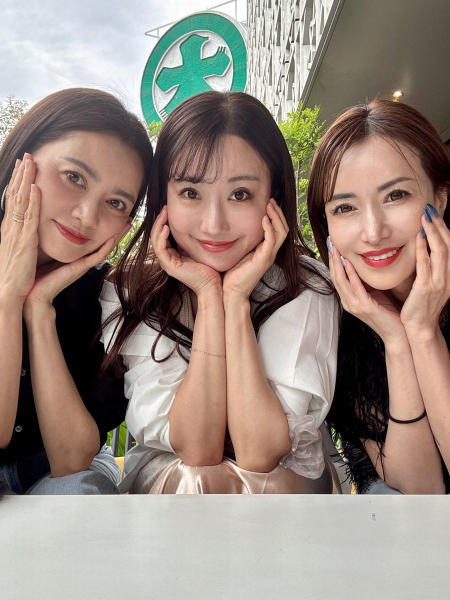 hiro_MrChilluv's tweet photo. アラフィフ、美人しかいない会✨
に紛れ込んだ🤭
本当にぶっ飛んでて好きすぎる❣️
3分の2だけね🤗
3分の1はニコニコ笑って聞いていてくれる天使🪽
誰とは言いません🤫

ここだけの話、美人はアプリが苦手です。
ナチュラルで良い写真でしょ‼️ https://t.co/vWZAcd1kPM