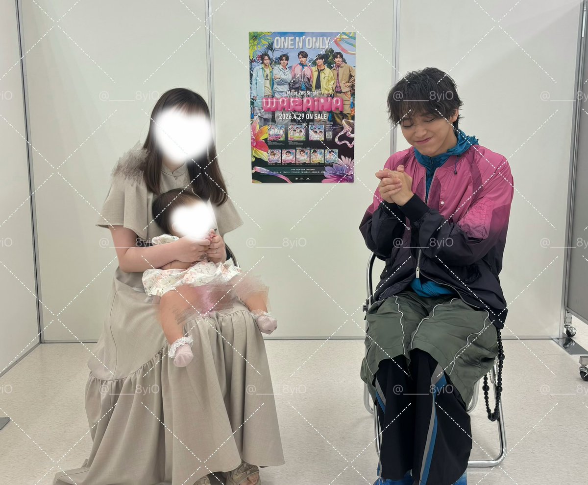 ____8yiO's tweet photo. 1週間ぶり颯斗くん( ⸝⸝•ᴗ•⸝⸝ )੭⁾⁾  
👶🏻はまたガン見してた（笑）子供の成長を祈ってくれているであろう颯斗くんありがとうございますなむなむ🙏🏻
#寿命がのびます笑ったら #ワンエンリリイベ #ONENONLY #WARAiNA https://t.co/13SNfJcs9t