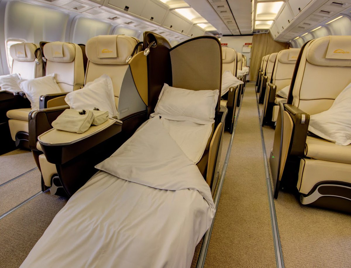 MocAviacao's tweet photo. E quem irá transportar a seleção Brasileira para a Copa do Mundo, é o ZS-NEX, um Boeing 767-300ER todo executivo com 35 anos. Operado pela Aeronexus Corporate da África do Sul. https://t.co/okWl6yYXEq
