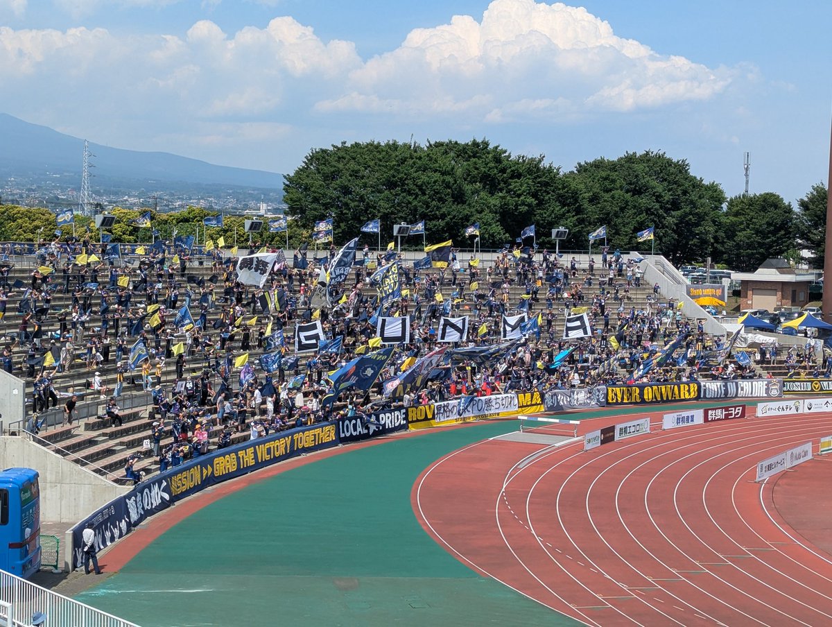 Jun071985's tweet photo. #ザスパ群馬
#FC岐阜
試合前のマツさんのチャント、そしてこの場に中村駿がいるという知る人がみたら感慨深い。
アマチュアからザスパでスタートした中村選手。
当時、マツさんと組んだボランチは僕は大好きでした！
うちの両ボランチを制圧したところはさすがだなと思いました。
悔しいけど完敗 https://t.co/7iqKs0CWJJ