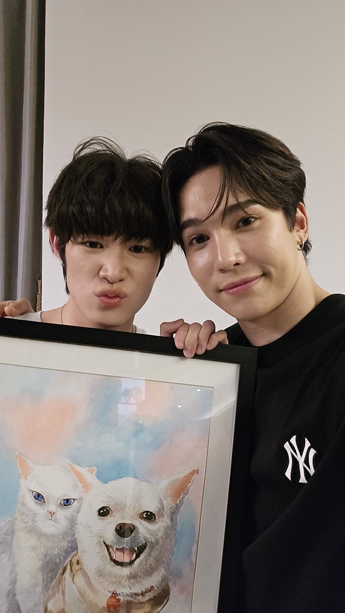 looknnaam's tweet photo. 🦖พี่แม้กถักพวงกุญแจให้น้องณฐในวันเกิด

🍼น้องณฐวาดรูปลูกๆพวกฮีให้พี่แม้กในวันครบรอบ

อุ๋งอิ๋งหัวใจมากๆ นี่ไม่ได้เป็นคนที่อินของทำมือมากขนาดนั้น จนได้มาตาม 2คนนี้ ทั้งคู่ให้ความสำคัญของของชิ้นเดียวบนโลกมากๆ จนนี่อินตาม ㅜㅡㅜ ♡ น่ารักอะ https://t.co/yJrnTmhcHT