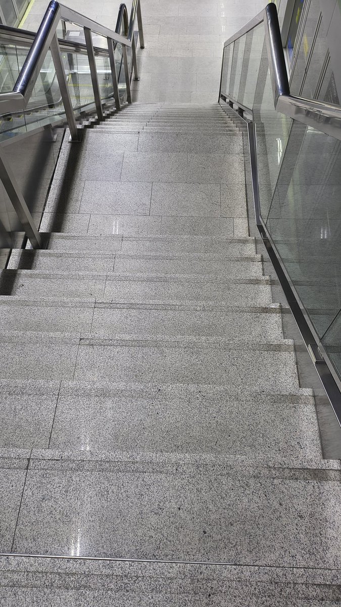evadelmoral's tweet photo. @_metrodesevilla @ctm_sevilla estas escaleras del metro en Puerta de Jerez son un peligro sin Antideslizante. Pocas cosas pasan https://t.co/Tap7d3r4Xl