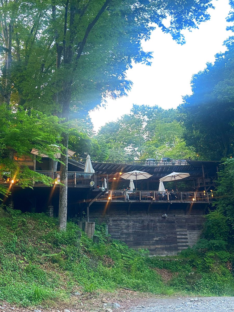 arapann's tweet photo. またこれた!野外テラス🌳🌊
鳥の鳴き声と水の音と自然に癒されるぅー🤩
クリームソーダ美味しかった🙌今年またきたい🚗🤗
#野外テラス水の音 #カフェ活 
#カフェ巡り #カフェ好き
#日常  #日常垢 #東京ランチ #東京グルメ #あきる野市 https://t.co/ftPCZ0zXBU
