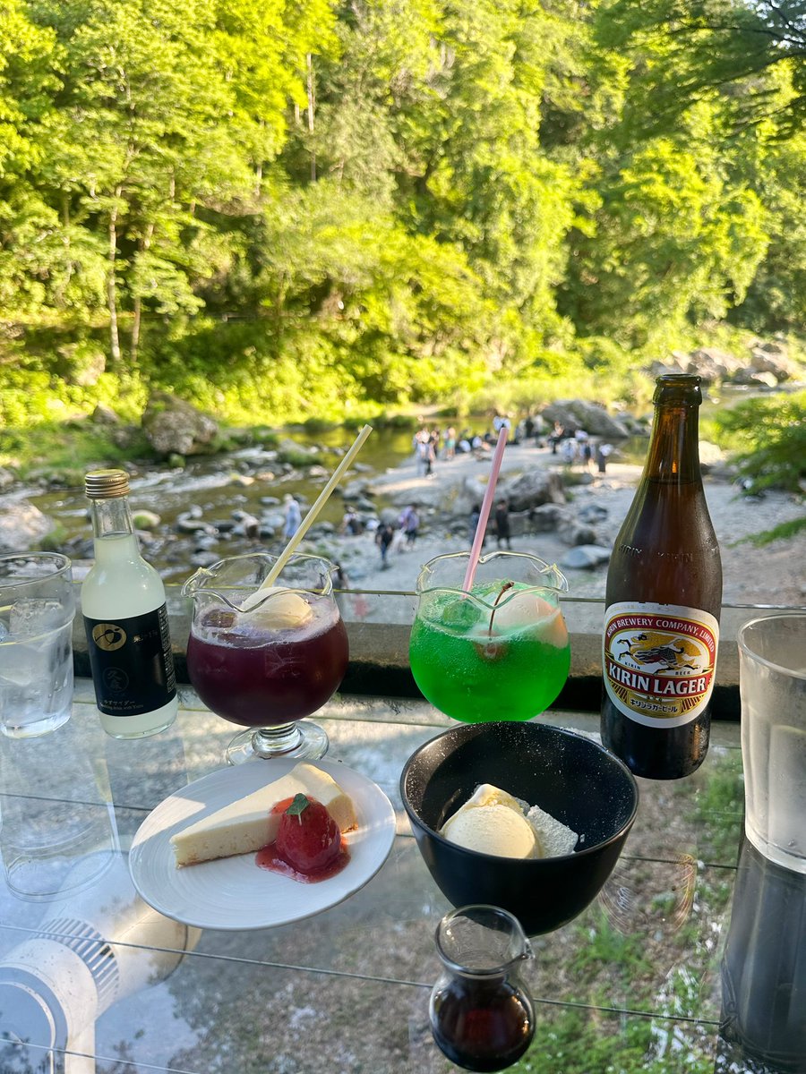 arapann's tweet photo. またこれた!野外テラス🌳🌊
鳥の鳴き声と水の音と自然に癒されるぅー🤩
クリームソーダ美味しかった🙌今年またきたい🚗🤗
#野外テラス水の音 #カフェ活 
#カフェ巡り #カフェ好き
#日常  #日常垢 #東京ランチ #東京グルメ #あきる野市 https://t.co/ftPCZ0zXBU