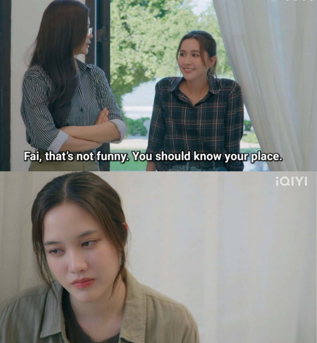 centralfb_br's tweet photo. Bora pra mais um tópico das particularidades do tailandês que nós, infelizmente, acabamos perdendo a sacada da cena, por causa da tradução 🥲

THE AIR HIDDEN HEART
#เสน่หาวาโยตอนที่3
#เสน่หาวาโย #4elements
#FreenBecky #ฟรีนเบค

Se você assistiu ao EP.3 com a legenda em português, você perdeu uma das maiores e mais dolorosas indiretas (mesmo que sem querer) da P'Nam pra Lom 🥹

No áudio original, a Nam não fala apenas sobre limites com as brincadeiras, como a legenda em PT sugere. Ela usa uma expressão do idioma tailandês super forte: รู้ที่ต่ำที่สูง (ruu thi-tam thi-suung), que significa literalmente saber o seu lugar ou ter noção de hierarquia

Quando a Nam diz que "é preciso saber o seu lugar" diante da realeza, a Lom internaliza isso imediatamente como: "Você é só uma guarda-costas, nunca vai passar disso. Esse sentimento é proibido." Olha a carinha dela na cenaaaaa 🥺

E isso justifica a reação de cada uma delas depois disso: a Fai é a única que já percebeu os sentimentos da Lom, ela nota o impacto instantâneo da fala da Nam na prima. O silêncio e o olhar da Fai pra Lom, são puro suco de cumplicidade e preocupação 😭🫂

A Lom, logo sai de cena por causa do murro no estômago que levou (mesmo que sem intenção) ao ser lembrada que ela não passa de uma guarda-costas, apaixonada por alguém da realeza.

A Nam fica sem entender nada: Ela só deu uma bronca boba na Fai sobre etiqueta e costumes tailandeses, então não capta o peso do silêncio e do desconforto que gerou e o motivo da Lom sair assim do nada no meio da conversa.