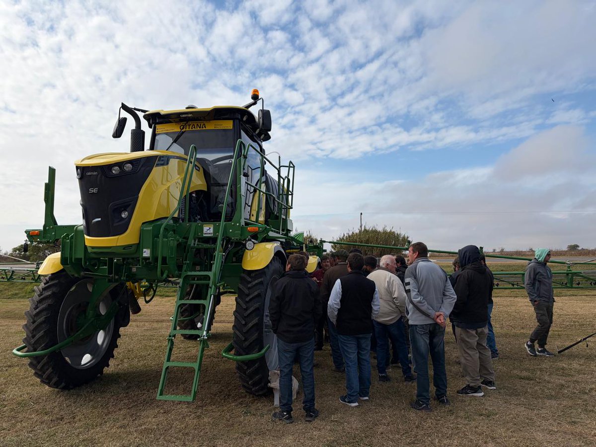 CIASFE_1's tweet photo. Fue un día intenso de capacitación donde combinamos:
🔬 Teoría en el aula: analizando normativas, tecnologías de aplicación y seguridad.
💪 Práctica en el campo: evaluando la puesta a punto de los equipos y la calidad de aplicación en tiempo real. https://t.co/vS6TS2X2ln